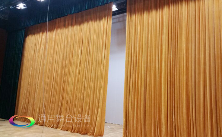 舞臺大幕舞臺阻燃幕布www.tanngqiao.com、二、三道幕等分割表演區域，移換場景不間斷