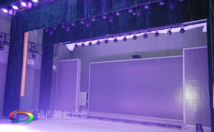 通用舞臺電動真絲喬絨舞臺阻燃幕布定制廠家，定做多種材質及規(guī)格舞臺幕布