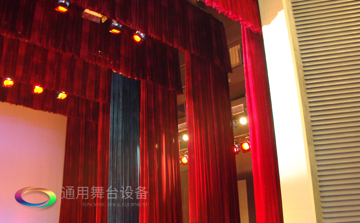 通用舞臺(tái)專業(yè)性、全方位優(yōu)勢！業(yè)務(wù)涉及舞臺(tái)機(jī)械、阻燃幕布、專業(yè)燈光系統(tǒng)、專業(yè)音響系統(tǒng)