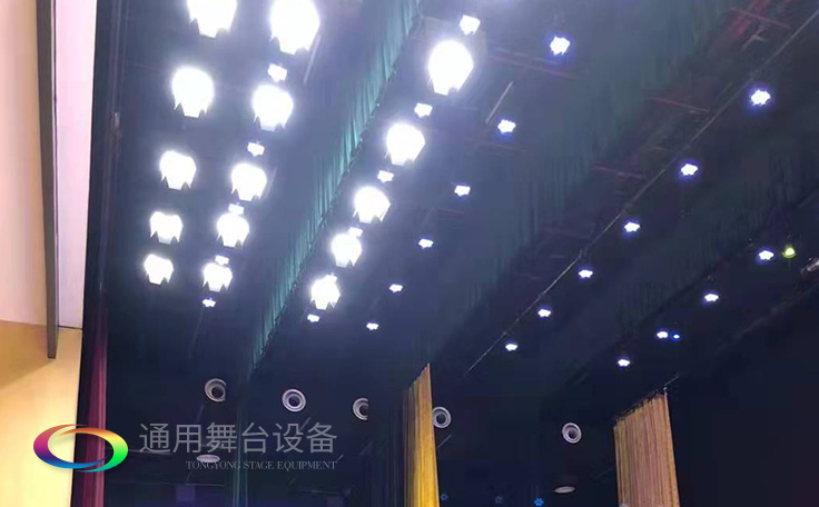 通用舞臺(tái)專業(yè)性、全方位優(yōu)勢！業(yè)務(wù)涉及舞臺(tái)機(jī)械、阻燃幕布、專業(yè)燈光系統(tǒng)、專業(yè)音響系統(tǒng)