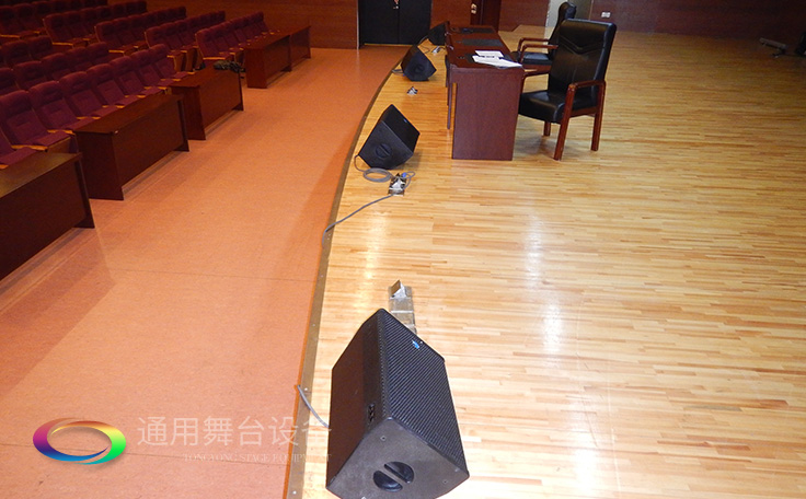 通用舞臺(tái)專業(yè)性、全方位優(yōu)勢！業(yè)務(wù)涉及舞臺(tái)機(jī)械、阻燃幕布、專業(yè)燈光系統(tǒng)、專業(yè)音響系統(tǒng)