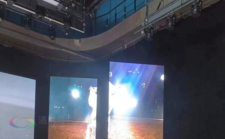 通用舞臺(tái)阻燃幕布為曲靖電視臺(tái)演播廳提供從系統(tǒng)設(shè)計(jì)、設(shè)備成套、安裝施工、系統(tǒng)調(diào)試及技術(shù)支持一體化服務(wù)