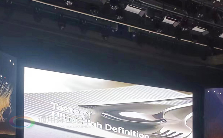 通用舞臺(tái)阻燃幕布為曲靖電視臺(tái)演播廳提供從系統(tǒng)設(shè)計(jì)、設(shè)備成套、安裝施工、系統(tǒng)調(diào)試及技術(shù)支持一體化服務(wù)