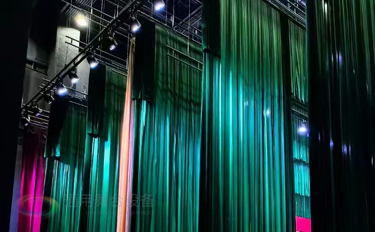 通用舞臺(tái)承建寧夏星海中學(xué)報(bào)告廳舞臺(tái)幕布項(xiàng)目圓滿(mǎn)竣工