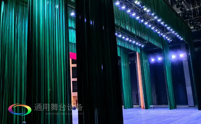 助力教育領域舞臺建設，推動校園文化發展！星海中學報告廳舞臺阻燃幕布建設項目